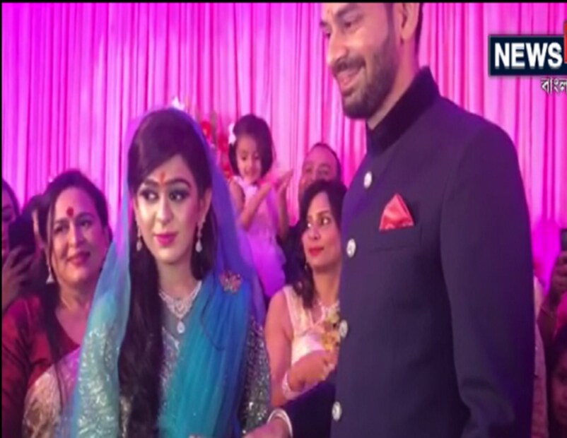 আরজেডি দলের বরিষ্ঠ নেত্রী চন্দ্রিকা রাইয়ের বড় মেয়ে ঐশ্বর্য রাইয়ের সঙ্গে বিয়ে ঠিক হয়েছে তেজপ্রতাপের ৷ বিহারের ছাপড়া জেলার বাসিন্দা ঐশ্বর্য দিল্লি থেকে পড়াশুনা করেছেন ৷ (Photo: News 18)
