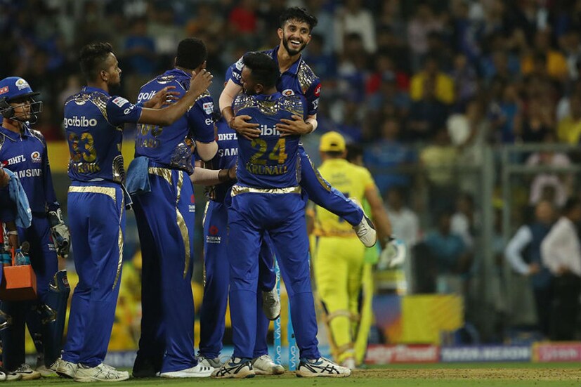 মার্কান্ডের বলে LBW হয়ে আউট হলে ধোনি। মাত্র ৫ রানে ফিরলেন অধিনায়ক।  (Photo: BCCI)