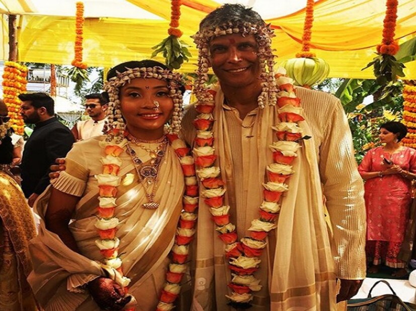 নিন্দুকদের মুখে ছাই দিয়ে শেষ পর্যন্ত বিয়েটা সেরেই ফেললেন মিলিন্দ সোমন ৷ আলিবাগে বসেছিল বিয়ের আসর ৷ ঘনিষ্ঠ বন্ধু-বান্ধব আর আত্মীয়-স্বজদের উপস্থিতিতে বহুদিনের বান্ধবী অঙ্কিতা কোনওয়াড়ের সঙ্গে গাঁটছড়া বাঁধলেন মিলিন্দ ৷ মেহন্দি থেকে হলদি থেকে বিয়ে, সমস্ত অনুষ্ঠানের ছবি রইল আপনার জন্য ৷ 