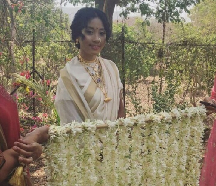 প্রথম থেকেই এই অসমবয়সী সম্পর্ক নিয়ে ঘরে-বাইরে কড়া সমালোচনার মুখে পড়েছিলেন মিলিন্দ-অঙ্কিতা ৷ কিন্তু সেই বিতর্কে তাঁরা কান দেননি মোটেই ৷