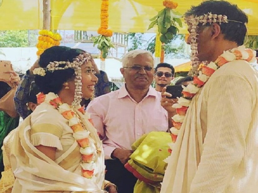 ট্যাডিশনাল সাদা পোশাকে সেজেছিলেন দু’জনেই ৷ বিয়ে হল মারাঠী মতে ৷