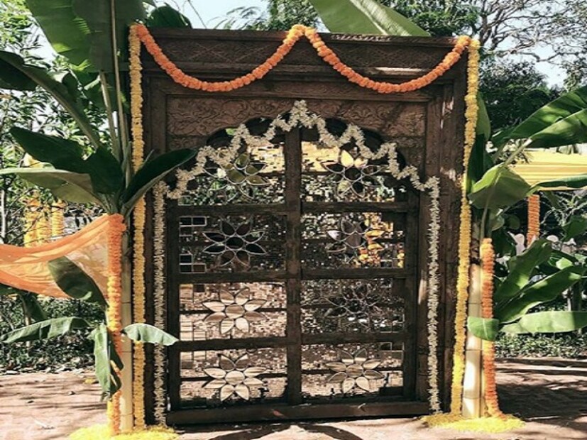 গলায় ছিল লাল-সাদা গোলাপ ফুলের মালা, আর মাথায় ছিল আকন্দ ৷