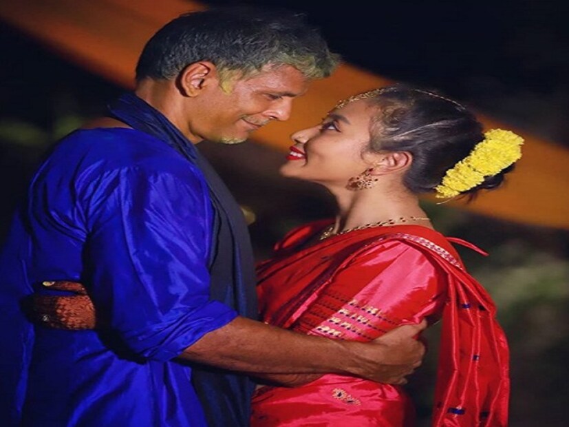 অঙ্কিতার পরনে ছিল ফুশিয়া রঙের মেখলা আর মিলিন্দ পরেছিলেন গাঢ় নীল পঞ্জাবী ৷