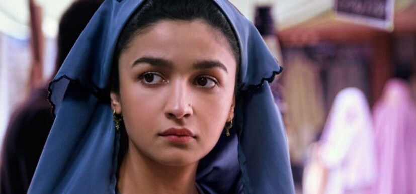 ১৯৭১ সালে ভারত-পাকিস্তান যুদ্ধকে প্রেক্ষাপটে রেখেই তৈরি হয়েছে এই ছবি ৷ লেখক হরিধর সিক্কার ‘কলিঙ্গ সহমত’ ছবি থেকেই অনুপ্রাণিত হয়ে তৈরি হয়েছে মেঘনার ‘রাজি’ ! (Photo: Screengrab)