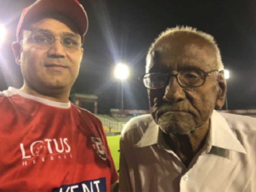 বীরেন্দ্র সেহওয়াগের ফ্যান তো বিশ্ব জোড়া৷ তার ধামাকা ক্রিকেট আর এখন চাক্ষুষ না করে গেলেও ফ্যান-ফলোয়ারের সংখ্যা বেড়েই চলেছে৷ তা বলে বছর তিরানব্বইয়ের বৃদ্ধও যে সেই তালিকায় আছে, তা জানতেন কি৷ Photo Courtesy: virender shewag/Twittter Handle