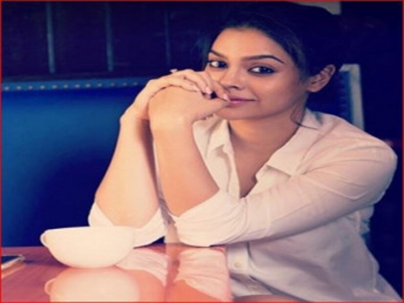 মুম্বইয়ের মুখার্জি বাড়ির মেয়ে সুমনা ৷ পারিবারিক সূত্রে কাজল, রানি তাঁর বোন হন ৷ তবে কোন ছবিতে নয়, সুমনা নিজের যোগ্যতা প্রমাণ করেছেন টেলিভিশনেই ৷ 