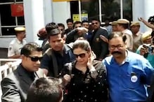 Tabbu faced eve teasing at Jodhpur airport Tabbu faced eve teasing at Jodhpur airport