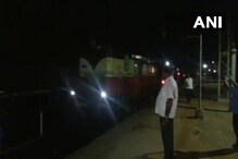 বড়সড় দুর্ঘটনার থেকে রক্ষা, ইঞ্জিন ছাড়াই ১৩ কিলোমিটার গড়িয়ে গেল যাত্রীবোঝাই ট্রেন বড়সড় দুর্ঘটনার থেকে রক্ষা, ইঞ্জিন ছাড়াই ১৩ কিলোমিটার গড়িয়ে গেল যাত্রীবোঝাই ট্রেন