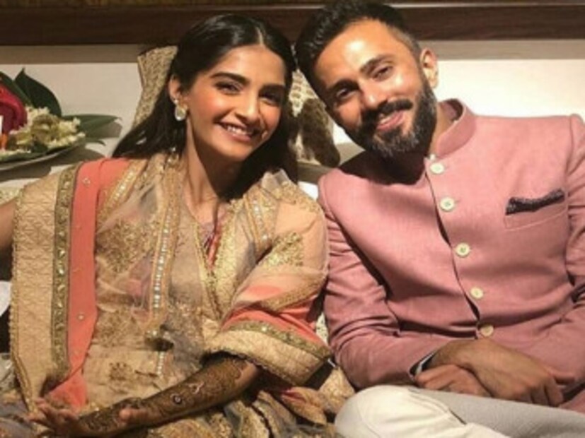 জমে উঠেছে সোনম কাপুরের মেহেন্দির অনুষ্ঠান ৷ ছবি: সোনমকিশাদি’র ইনস্টাগ্রাম হ্যান্ডেলের সৌজন্যে ৷