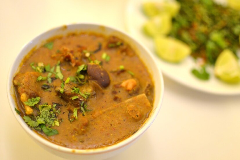 হালিম শব্দটি আসলে আরবী শব্দ ৷ যার প্রথম নাম ছিল হারিস ৷ খাবারের ইতিহাস ঘেঁটে দেখলে পাওয়া যায়, হায়দরাবাদের নিজাম বাদশাহদের আমলে আরব সৈন্যরাই প্রথম তৈরি করে এই খাবারটি ৷ সহজপাচ্য হওয়ায় এই খাবারটি খেতেও সুবিধে, আবার দ্রতুও তৈরি হয় ৷ অনেকটা ঠিক খিচুড়ির মতোই ! Photo Collected 