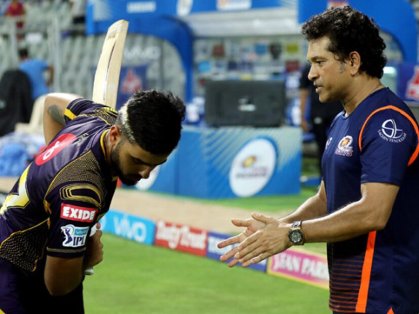 ওয়াংখেড়ের শক্ত গাঁট এবারও টপকাতে ব্যর্থ কেকেআর ৷ রবিবার মুম্বইয়ের কাছে হেরে ফের অস্বস্তি বেড়েছে নাইট শিবিরে ৷ প্লে অফে ওঠার রাস্তা নিজেরাই কঠিন করেছেন কার্তিকরা ৷ নাইটদের এর পরের ম্যাচও মুম্বইয়ের বিরুদ্ধেই খেলতে হবে ৷ ইডেনে বুধবার ওয়াংখেড়ের হারের বদলা নাইটরা নিতে পারেন কী না ৷ সেটাই দেখার ৷ রবিবার ম্যাচ শেষে দেখা যায় মাস্টার ব্লাস্টারের কাছে ব্যাটিং টিপস নিচ্ছেন নীতিশ রানারা ৷ কেকেআরের তরুণ ক্রিকেটারদের সঙ্গে এদিন বেশ কিছুটা সময় কাটান সচিন তেন্ডুলকর ৷ Photo Courtesy: IPL/BCCI