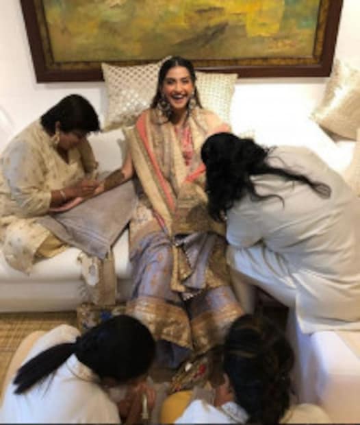 হাতে লেগেছে মেহেন্দি রং ৷ ছবি: সোনমকিশাদি’র ইনস্টাগ্রাম হ্যান্ডেলের সৌজন্যে ৷