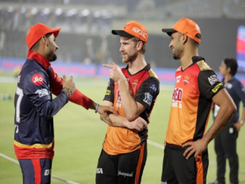 এবারের আইপিএলে স্বপ্নের ফর্মে সানরাইজার্স হায়দরাবাদ ৷ একের পর এক ম্যাচ জিতেই চলেছে তারা ৷ প্লে অফের জায়গা আগেই নিশ্চিত হয়ে গিয়েছিল, তবে বৃহস্পতিবারে রাতে দিল্লি ডেয়ারডেভিলসের বিরুদ্ধে ৯ উইকেটে জয়ের ম্যাচে গড়ে ফেলল নানারকম নজির  ৷ Photo Courtesy : IPL/BCCI 