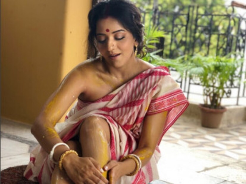 আজই অনলাইনে ধরা দিতে আসছে দুষ্টু-মিষ্টি ‘ঝুমা বৌদি’৷ যাঁকে দেখে এর মধ্যেই কুপোকাৎ ঠাকুরপোদের ৷ ছবি: মোনালিসা ইনস্টাগ্রাম হ্যান্ডেলের সৌজন্যে ৷