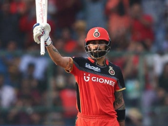 অধিনায়কদের তালিকার সেকেন্ড বয় বিরাট কোহলি ৷ তাঁর দল লিগ টেবলের তলানির দিকে থাকলেও তাঁর রান মেশিন থেমে নেই৷ ১১ ম্যাচে আরসিবি অধিনায়ক বিরাটের রান ৪৬৬ ৷ সেরা রান সংগ্রাহকদের তালিকার ৭ নম্বরে তিনি ৷ File Photo অধিনায়কদের তালিকার সেকেন্ড বয় বিরাট কোহলি ৷ তাঁর দল লিগ টেবলের তলানির দিকে থাকলেও তাঁর রান মেশিন থেমে নেই৷ ১১ ম্যাচে আরসিবি অধিনায়ক বিরাটের রান ৪৬৬ ৷ সেরা রান সংগ্রাহকদের তালিকার ৭ নম্বরে তিনি ৷ File Photo