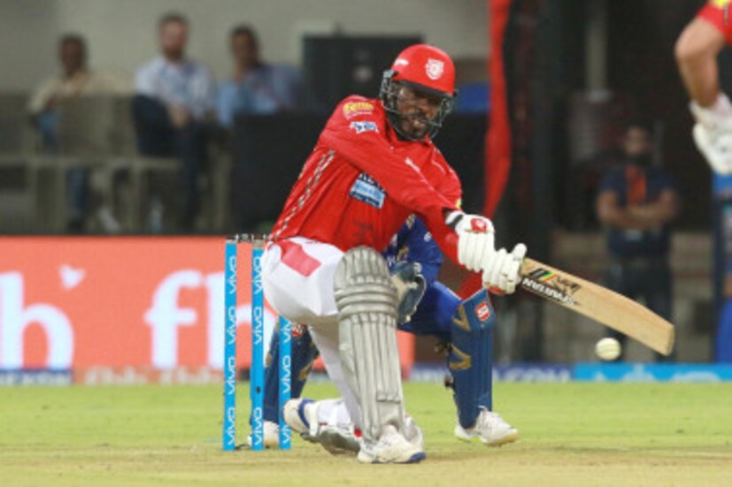 টসে জিতে ফিল্ডিংয়ের সিদ্ধান্ত নিয়েছিল মুম্বই ইন্ডিয়ান্স ৷ কিংস ওপেনার রাহুল তেমন কিছু করতে না পারলেও ক্রিস গেইল নিজের নামের পাশে আরও একটি অর্ধ শতরান লিখে ফেললেন ৷ ৪০ বলে ৫০ রান করেন ক্যালিপসো কিং ৷ Photo Courtesy: IPL/BCCI