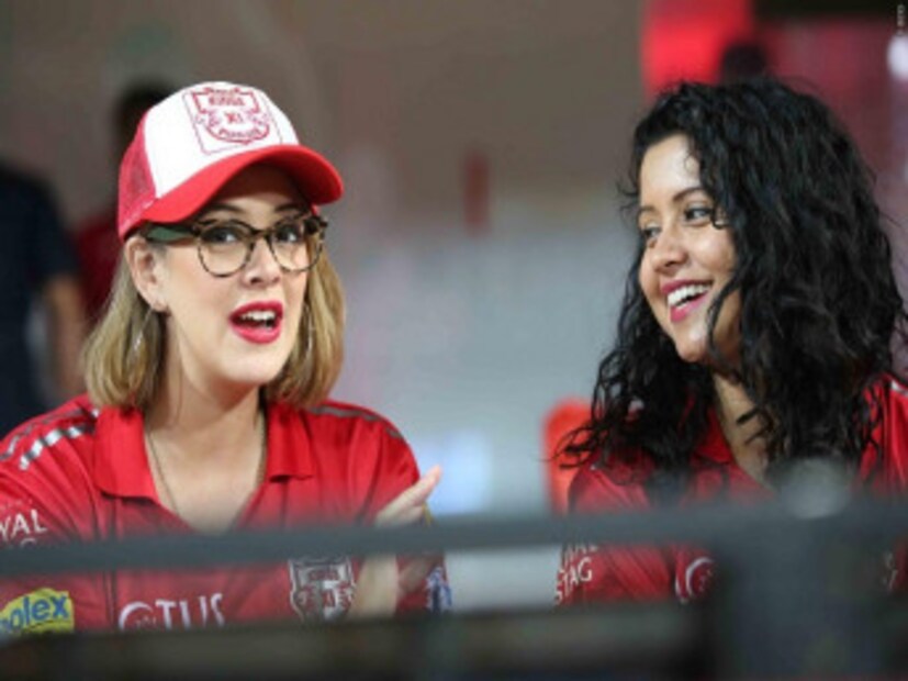 একটা সময় ইউরোপীয় ফুটবলে দারুণ জনপ্রিয় ছিল ‘ওয়াগ’ কালচার ৷ এরমধ্যে পড়েন  ক্রীড়াবিদদের স্ত্রী ও গার্লফ্রেন্ডরা ৷ ভারতীয় ক্রিকেট থেকে শুরু করে আইপিএলেও এখন ওয়াগদের দাপট দেখার মতো ৷ Photo Courtesy: IPL/BCCI