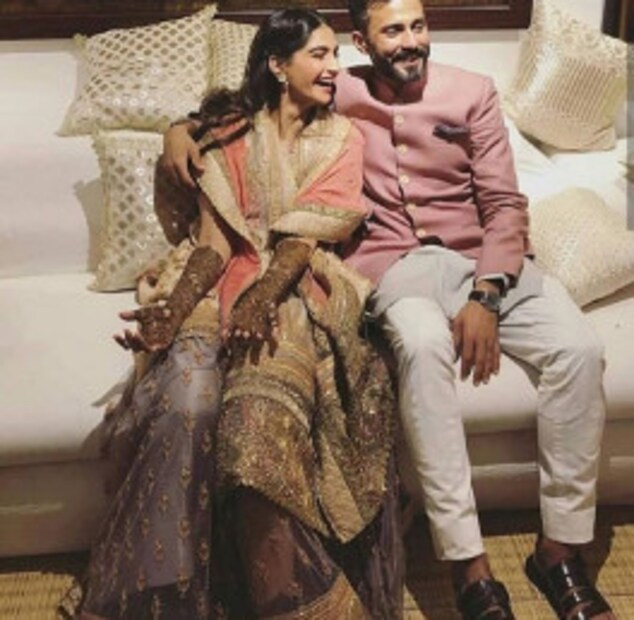 ফ্যাশনিস্তা হবু বউ ৷ তাতে কী কনের চেয়ে কোনও অংশে কম যান না পাত্র আনন্দও ৷ তিনি সেজে উঠেছেন পিঙ্ক বর পোশাকে ৷ ছবি: সোনমকিশাদি’র ইনস্টাগ্রাম হ্যান্ডেলের সৌজন্যে ৷