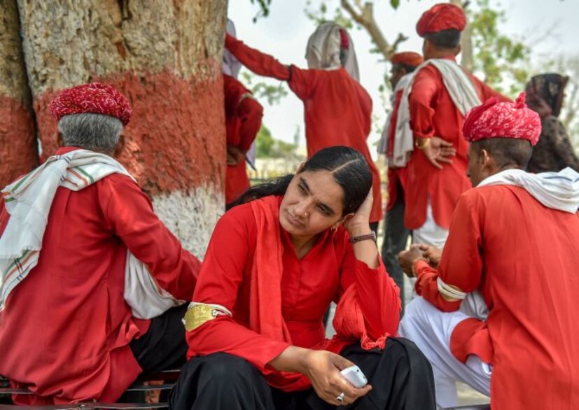 স্বামীর মৃত্যুর পর কুলির দায়িত্বই কাঁধে তুলে নিয়েছেন তিনি।  মঞ্জু দেবী, তাঁর সম্প্রদায়ের মধ্যে মাথা উঁচু করে বাঁচেন। (Photo: PTI)