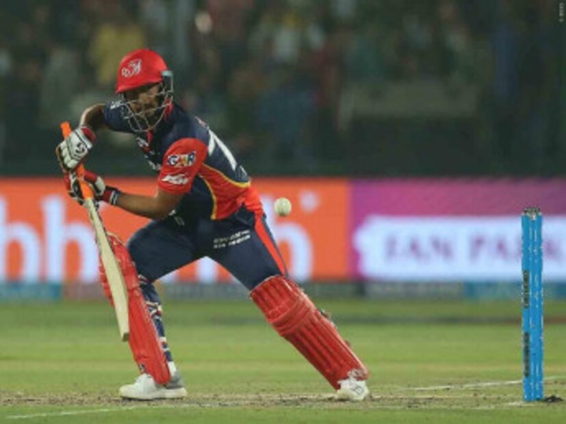 এদিন জেসন রয়,শ্রেয়স আইয়াররাও ব্যর্থ হয়ে দ্রুত প্যাভিলিয়নে ফিরে যান ৷ আবার যখন মনে হচ্ছে দিল্লি ফের একটা অসহায় আত্ম সমর্পণ করবে ঠিক সেই সময়েই ব্যাট হাতে জ্বলে ওঠেন ঋষভ পন্থ  ৷ Photo Courtesy : IPL/BCCI