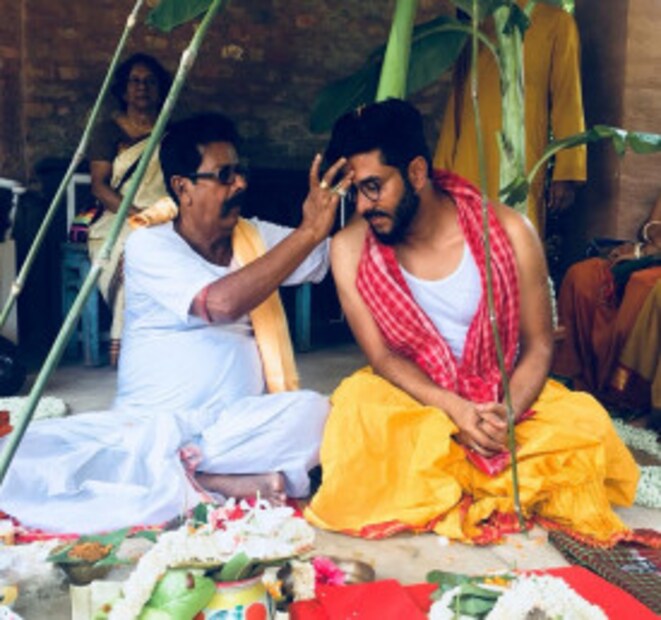 এক্কেবারে হিন্দু আচার অনুষ্ঠান মেনে হচ্ছে ‘রাজশ্রী’ বিয়ে। নিয়ম-আচারে যাতে কোনও ত্রুটি না হয়, তাই বর্ধমানের পরিচিত পুরোহিতের কাঁধেই চাপানো হয়েছে বিয়ের দায়িত্ব। 