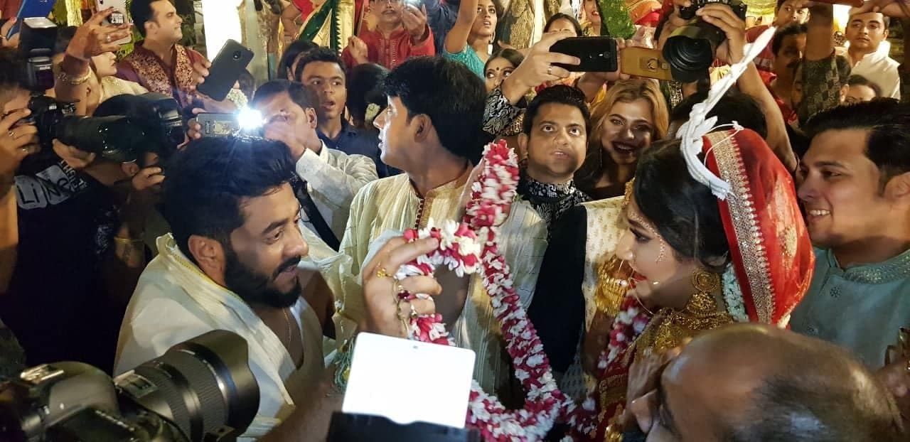 এবার মলাবদলের পালা।শুভশ্রীর লাল টুকটুকে ট্র্যাডিশনাল বেনারসি শাড়ি ডিজাইন করেছেন সব্যসাচী মুখোপাধ্যায়। গায়ে সাবেকি সোনার গয়না।Photo Couresy: Rudranil Ghosh এবার মলাবদলের পালা।শুভশ্রীর লাল টুকটুকে ট্র্যাডিশনাল বেনারসি শাড়ি ডিজাইন করেছেন সব্যসাচী মুখোপাধ্যায়। গায়ে সাবেকি সোনার গয়না।Photo Couresy: Rudranil Ghosh