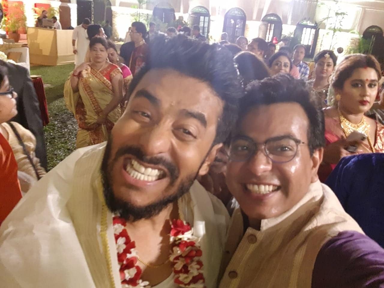বিয়ের আসরেও সেলফি তুলতে ভোলেননি রাজ! প্রিয় বন্ধু রুদ্রনীল ঘোষের সঙ্গে '৩২ অল আউট সেলফি'!Photo Couresy: Rudranil Ghosh বিয়ের আসরেও সেলফি তুলতে ভোলেননি রাজ! প্রিয় বন্ধু রুদ্রনীল ঘোষের সঙ্গে '৩২ অল আউট সেলফি'!Photo Couresy: Rudranil Ghosh