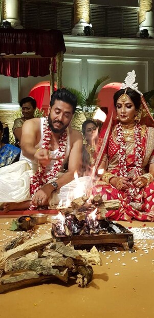যজ্ঞে ব্যস্ত রাজ। সম্পূর্ণ বাঙালি ঐতিহ্য মেনেই বিয়ে করেন তাঁরা। Photo Couresy: Rudranil Ghosh
