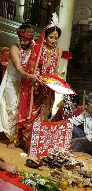 আগুনে খই সম্প্রদান করছেন 'রাজশ্রী'! Photo Couresy: Rudranil Ghosh