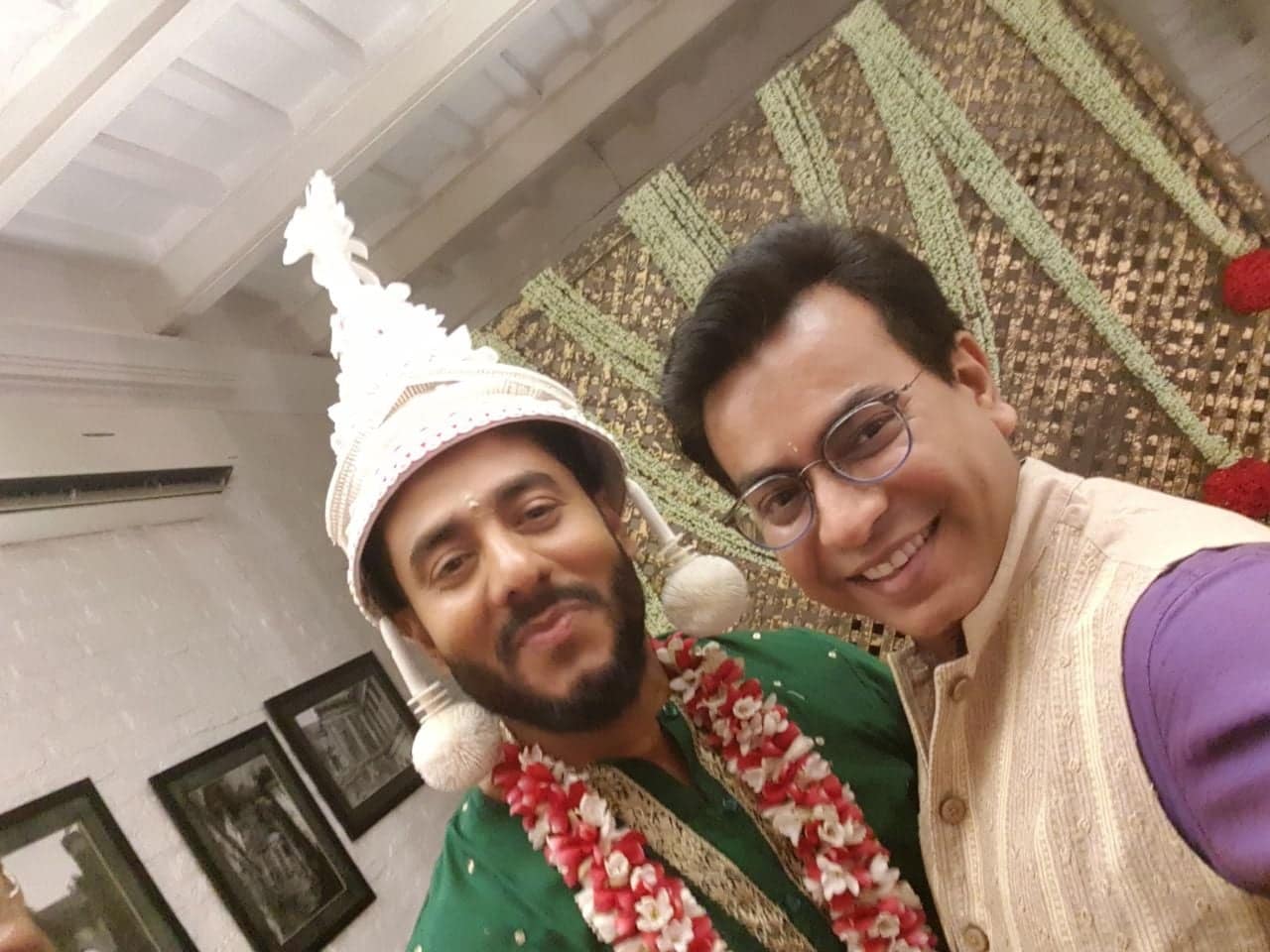 তখন রাজে মাথায় টোপড় উঠে গিয়েছে! শুভশ্রীর লাল বেনারসির কনট্রাস্টে রাজ বেছেছেন সবুজ সাবেকি ধাঁচের পাঞ্জাবি। ডিজাইন করেছেন স্টাইলিস্ট ও ডিজাইনার রাজ বন্দ্যোপাধ্যায়।Photo Couresy: Rudranil Ghosh তখন রাজে মাথায় টোপড় উঠে গিয়েছে! শুভশ্রীর লাল বেনারসির কনট্রাস্টে রাজ বেছেছেন সবুজ সাবেকি ধাঁচের পাঞ্জাবি। ডিজাইন করেছেন স্টাইলিস্ট ও ডিজাইনার রাজ বন্দ্যোপাধ্যায়।Photo Couresy: Rudranil Ghosh