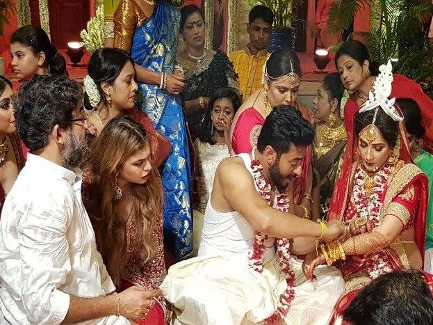প্রতিক্ষার অবসান! সাত পাকে বাঁধা পড়লেন টলিটাউনের রাজশ্রী ওরফে পরিচালক রাজ চক্রবর্তী ও নায়িকা শুভশ্রী গঙ্গোপাধ্যায়। বৃহস্পতিবার থেকেই বাওয়ালি রাজবাড়ি সরগরম। উপস্থিত অতিথিরাও। জমজমাট আইবুড়ো ভাত, মেহেন্দি, সঙ্গীতের পর শুক্রবার গোধূলি লগ্নে গাটছড়া বাঁধলেন রাজ, শুভশ্রীPhoto Couresy: Rudranil Ghosh প্রতিক্ষার অবসান! সাত পাকে বাঁধা পড়লেন টলিটাউনের রাজশ্রী ওরফে পরিচালক রাজ চক্রবর্তী ও নায়িকা শুভশ্রী গঙ্গোপাধ্যায়। বৃহস্পতিবার থেকেই বাওয়ালি রাজবাড়ি সরগরম। উপস্থিত অতিথিরাও। জমজমাট আইবুড়ো ভাত, মেহেন্দি, সঙ্গীতের পর শুক্রবার গোধূলি লগ্নে গাটছড়া বাঁধলেন রাজ, শুভশ্রীPhoto Couresy: Rudranil Ghosh