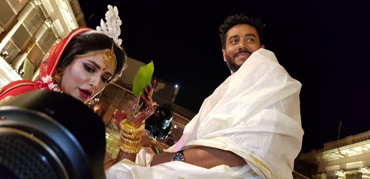 বর উপরে না বউ? একবার শুভশ্রীর পিড়ি প্রায় আকাশ ছোঁয়ে তো একবার রাজের! চলছে বন্ধুদের ঠাট্টা-তামাশা!Photo Couresy: Rudranil Ghosh বর উপরে না বউ? একবার শুভশ্রীর পিড়ি প্রায় আকাশ ছোঁয়ে তো একবার রাজের! চলছে বন্ধুদের ঠাট্টা-তামাশা!Photo Couresy: Rudranil Ghosh