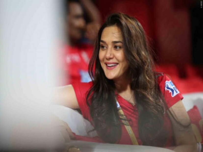ক্রিকেট ভক্তর তালিকায় মহিলারা থাকলেও ক্রিকেট প্রশাসনে মেয়েদের উপস্থিতি এখনও অবধি নামমাত্র ৷ তবে কিংস ইলেভেন পঞ্জাবের মালকিন প্রীতি জিন্টা কিন্তু আভিজাত্য –উষ্ণতার মিশেলে দাপট বজায় রেখেছেন ৷ Photo Courtesy: IPL/BCCI