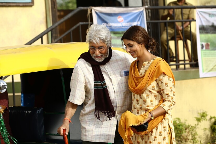 তাই বেশি কিছু না ভেবে বিজ্ঞাপনেই বাবার সঙ্গে অভিনয়ে এলেন শ্বেতা নন্দা ৷ (Photo: Kalyan Jewellers)