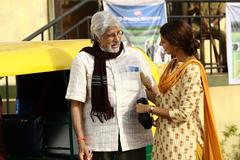 সালোয়ার-কুর্তা পরে একেবারে সাধারণ মেয়ের লুকে শ্বেতা ৷ সঙ্গে অমিতাভের লুক ছিল গলায় মাফলার জরানো, চোখে চশমা৷ (Photo: Kalyan Jewellers)