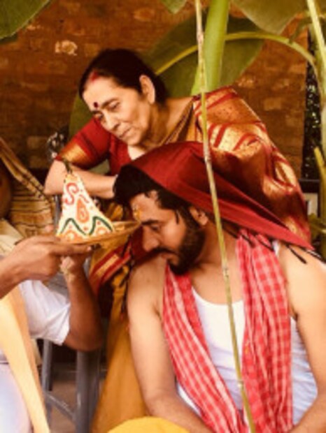 নিষ্ঠার সঙ্গে তৈরি করা হয়েছে ‘শ্রী’। কলা তলায় বসে বিয়ের প্রাথমিক কাজ সারলেন পরিচালক। মিটে  গিয়েছে গায়ে হলুদ পর্বও। রাজ চক্রবর্তীর ফেসবুক পেজের সৌজন্যে ৷