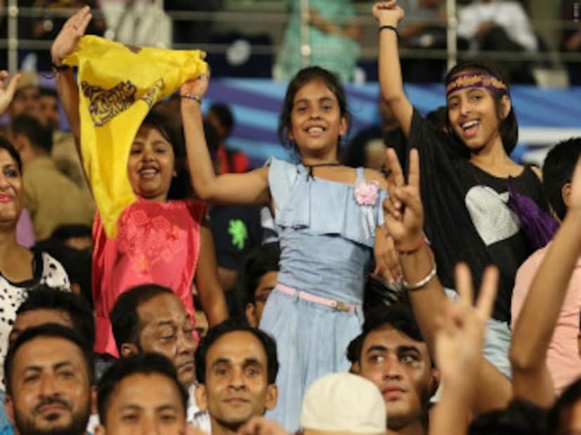 মাঠে রাখা কাপটা প্রথম মরশুমেই ছুঁয়ে দেখার জন্য তৈরি কেকেআর অধিনায়ক দীনেশ কার্তিক ৷ আর সমর্থকদের এই উচ্ছ্বাস দলের মোটিভেশনকে পৌঁছে দিচ্ছে অন্য পর্যায়ে ৷ Photo Courtesy – BCCI/IPL