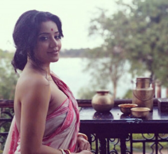  ছবিতে ভঙ্গি এমন যেন স্নান সেরে সেজেগুজে এবার সামনে আসার পালা ৷ ছবি: মোনালিসার ইনস্টাগ্রাম হ্যান্ডেলের সৌজন্যে ৷