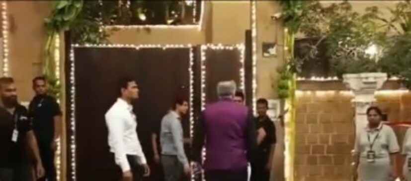 একে একে আসতে শুরু করেছে অতিথিরা ৷ নাচ-গানে জমে উঠবে সঙ্গীতের আসর ৷ আসতে শুরু করেছেন বলি তারকারাও ৷ ছবি: সোনমকিশাদি’র ইনস্টাগ্রাম হ্যান্ডেলের সৌজন্যে ৷