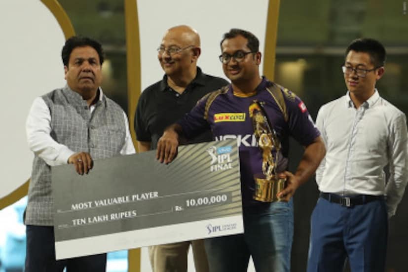 কলকাতার ভাগ্যেও এল দুটি পুরস্কার ৷ প্রথমটি পান কেকেআরের সুনীল নারিন ৷ এই টুর্নামেন্টের ‘মোস্ট ভ্যালুয়েবেল প্লেয়ার’ নির্বাচিত হয়েছেন কেকেআরের স্পিনিং অলরাউন্ডার ৷ Photo Courtesy –IPL/BCCI 