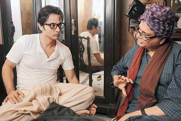 ‘সত্যান্বেষী’ ছবির শ্যুটিংয়ে সুজয় ঘোষকে দৃশ্য বুঝিয়ে দিচ্ছেন ঋতুপর্ণ ঘোষ ৷ Photo: Collected ‘সত্যান্বেষী’ ছবির শ্যুটিংয়ে সুজয় ঘোষকে দৃশ্য বুঝিয়ে দিচ্ছেন ঋতুপর্ণ ঘোষ ৷ Photo: Collected