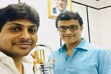 আইপিএলের সেরা ভেন্যু ও মাঠের অ্যাওয়ার্ড নিয়ে মহারাজের সঙ্গে সেলফি অভিষেকের আইপিএলের সেরা ভেন্যু ও মাঠের অ্যাওয়ার্ড নিয়ে মহারাজের সঙ্গে সেলফি অভিষেকের