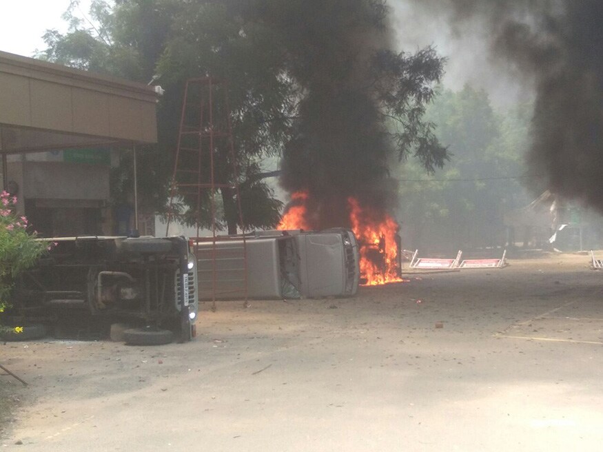 পুলিশের ভূমিকায় ক্ষুদ্ধ তামিলনাড়ুর বিদ্বজনেরা ৷ মর্মাহত এই ঘটনার বিরোধীতা করে ৷ তামিলনাড়ুর শ্রমিক সংগঠনগুলি ২৪ ঘণ্টা ধর্মঘটের ডাক দিয়েছে ৷ (Photo: Special Arrangement) পুলিশের ভূমিকায় ক্ষুদ্ধ তামিলনাড়ুর বিদ্বজনেরা ৷ মর্মাহত এই ঘটনার বিরোধীতা করে ৷ তামিলনাড়ুর শ্রমিক সংগঠনগুলি ২৪ ঘণ্টা ধর্মঘটের ডাক দিয়েছে ৷ (Photo: Special Arrangement)