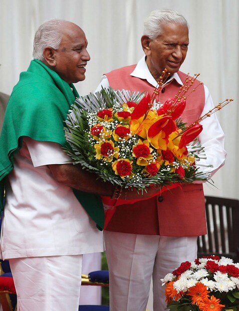 শপথ বাক্য় পাঠ করাচ্ছেন রাজ্য়পাল বজুভাই বালা ৷ (Photo: AP)