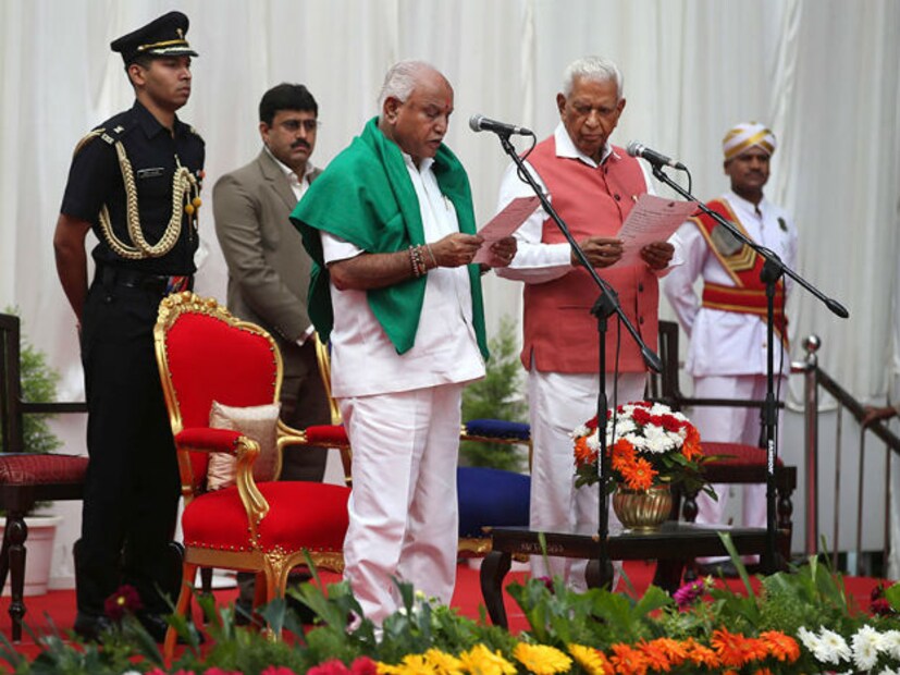 দীর্ঘ টানাপোড়েনের পরে অবশেষে কর্ণাটকের মসনদে বসলেন বিএস ইয়েদুরাপ্পা ৷ কর্ণাটকের মুখ্যমন্ত্রী হিসেবে শপথ গ্রহণ করলেন ইয়েদুরাপ্পা ৷ (Photo: AP)