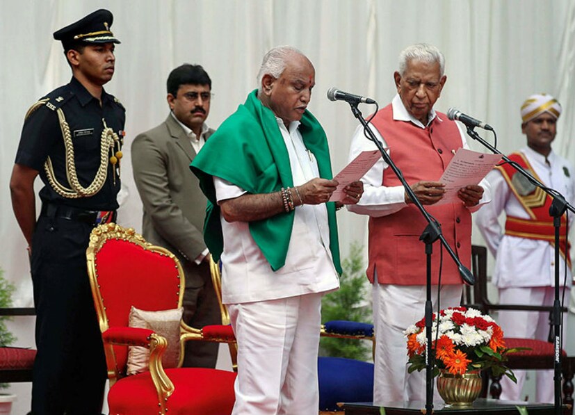 এর আগে ত্রিশঙ্কু কর্ণাটক বিধানসভায় বৃহত্তম দল হিসেবে ইয়েদুরাপ্পাকে সরকার গঠন করতে আমন্ত্রণ জানিয়েছিলেন রাজ্যপাল বজুভাই বালা ৷ (Photo: AP)