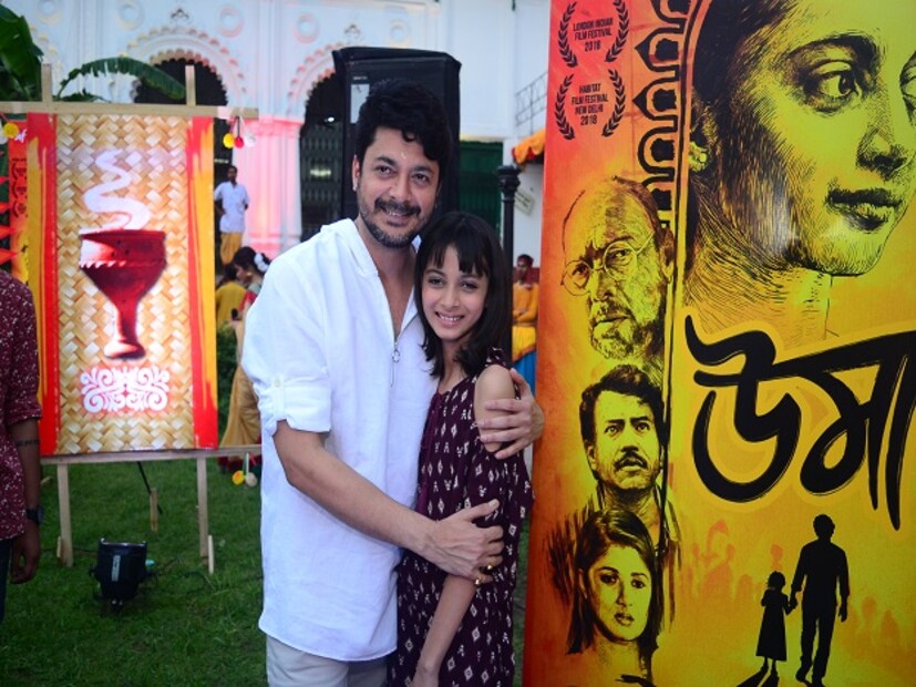 মেয়ে সারার সঙ্গে যিশু সেনগুপ্ত।  অনস্ক্রিনেও তারা বাবা-মেয়ে। সারা-কে দেখা যাবে 'উমা'র চরিত্রে। প্রাণঘাতি রোগে ভুগছে উমা। তার শেষ ইচ্ছে, দুর্গা পুজো দেখে। কিন্তু জীবন তাকে অতটা সময় দেয়নি। ক্রমে মৃত্যুর কোলে ঢলে পড়ছে সে । এদিকে মেয়ের স্বপ্ন পূরণ করতে প্রাণপন চেষ্টা করে চলেছে তার অসহায় বাবা হিমাদ্রী (যিশু সেনগুপ্ত)। কিন্তু শেষ পর্যন্ত কী সফল হবে হিমাদ্রী? Photo Courtesy:SVF