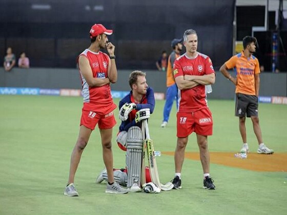 নাইটদের কাছে হারলেও প্লে অফে ওঠার রাস্তা এখনও খোলা রয়েছে প্রীতির কিংস ইলেভেনের ৷ বাকিদের থেকে ১টা ম্যাচ কম খেলায় কিছুটা অ্যাডভান্টেজ পজিশনেও এখন আছে পঞ্জাব ৷ আজ সোমবার বিরাটদের বিরুদ্ধে ফের একটা হোম ম্যাচ খেলতে নামছে কিংস ৷ বিরাটদের এটা মাস্ট উইন ম্যাচ হলেও এই ম্যাচ হারলে বেকায়দায় পড়বে পঞ্জাবও ৷ আরসিবি-কে হারিয়ে প্লে অফে ওঠার পথ নিশ্চিত করতে তাই বদ্ধপরিকর অশ্বিনরা ৷ Photo Courtesy: Kings XI Punjab/Twitter Handle নাইটদের কাছে হারলেও প্লে অফে ওঠার রাস্তা এখনও খোলা রয়েছে প্রীতির কিংস ইলেভেনের ৷ বাকিদের থেকে ১টা ম্যাচ কম খেলায় কিছুটা অ্যাডভান্টেজ পজিশনেও এখন আছে পঞ্জাব ৷ আজ সোমবার বিরাটদের বিরুদ্ধে ফের একটা হোম ম্যাচ খেলতে নামছে কিংস ৷ বিরাটদের এটা মাস্ট উইন ম্যাচ হলেও এই ম্যাচ হারলে বেকায়দায় পড়বে পঞ্জাবও ৷ আরসিবি-কে হারিয়ে প্লে অফে ওঠার পথ নিশ্চিত করতে তাই বদ্ধপরিকর অশ্বিনরা ৷ Photo Courtesy: Kings XI Punjab/Twitter Handle