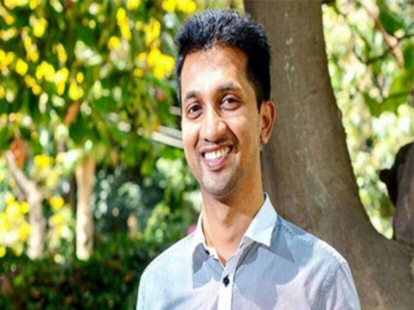 বাবা পেশায় কুলি ছিলেন ৷ ছোটবেলা কেটেছিল অভাবে দারিদ্রে ৷ , সেখান থেকেই শিক্ষা নিয়েই মাত্র ৪২ বছর বয়সেই ১০০ কোটি টাকার মালিক ৷ ছেলে আসুন দেখে নিই এমনই এক জীবনের গল্প ৷ ছবি সংগৃহীত ৷  