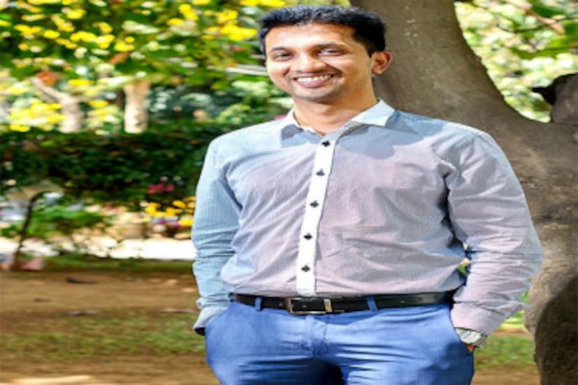 ষষ্ঠ শ্রেণির পর বাবা মুস্তাফাকে কুলি হওয়ার পরমর্শ দিলে তিনি মানেন নি ৷ শিক্ষকের অনুপ্রেরণায় সপ্তম ও দশম শ্রেণির পরীক্ষায় প্রথম স্থান অধিকার করেছেন মুস্তাফা ৷ ছবি সংগৃহীত ৷  